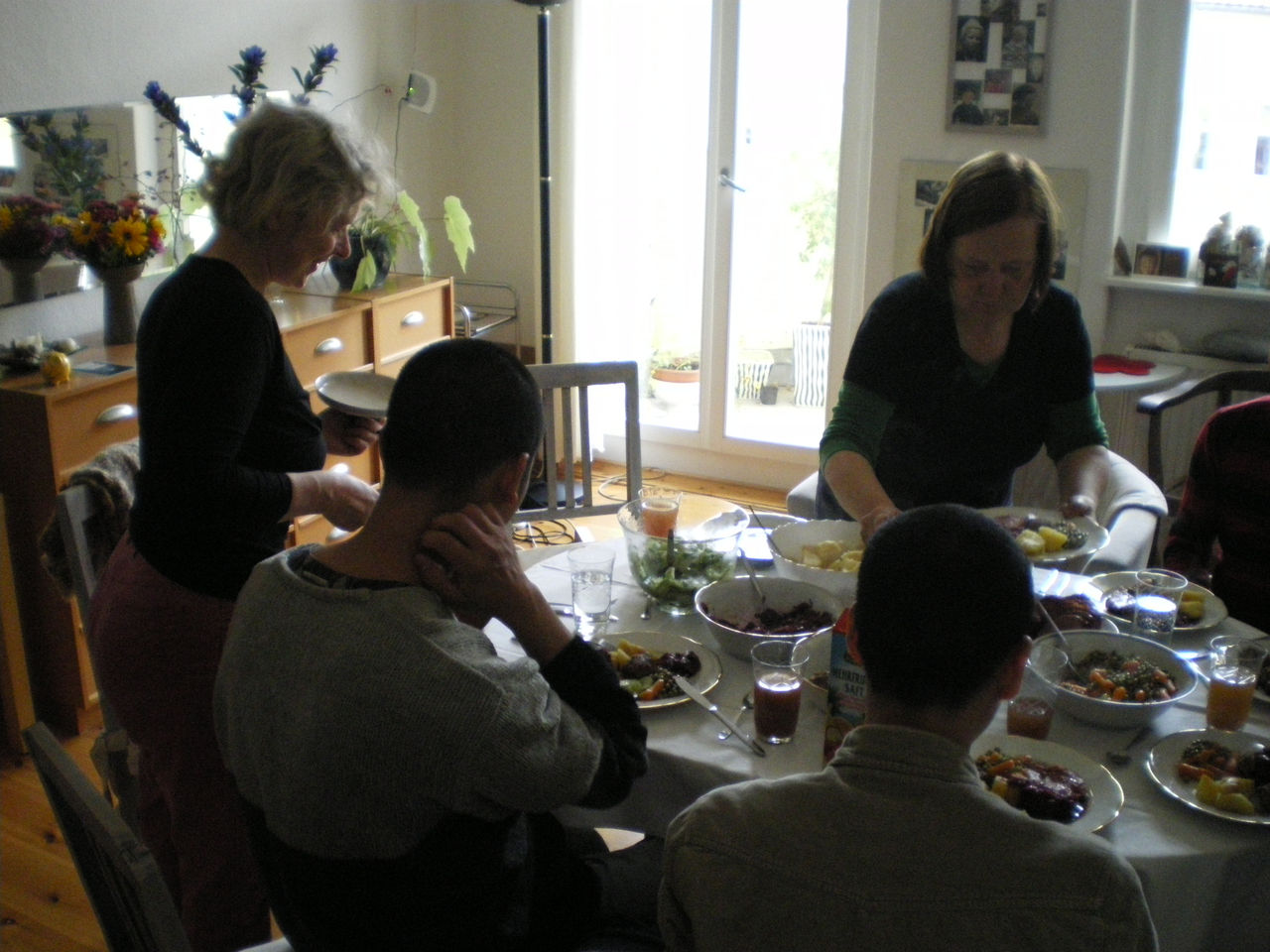 Photographic documentation of RYLLEGA Berlin (Veronika Radulovic, Truong Tan, Nguyen Minh Phuoc and Nguyen Anh Tuan at a meal gathering, 20 September 2008)